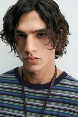 Camiseta de manga larga con cuello redondo, confeccionada en tejido acanalado de algodón con rayas horizontales en tonos azul marino, verde y gris claro.