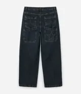 Pantalón jean de corte super baggy, color azul oscuro con efecto lavado, confeccionado en algodón. Presenta un diseño holgado de tiro alto, con bolsillos laterales y traseros, destacando un detalle de estrella aplicado en uno de los bolsillos posteriores.