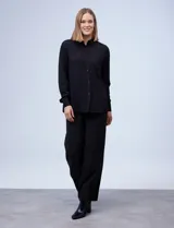 Camisa negra de viscosa marca Tahari, con cuello con solapa, abertura central con botones y bolsillo en el pecho.