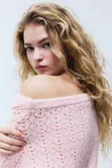 Buzo rosado de punto pointelle con lana, con diseño de hombros descubiertos, mangas largas y terminaciones acanaladas en escote, puños y ruedo.