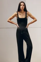 Body de tejido elástico en color negro, con escote cuadrado y tirantes anchos.