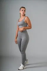 Top deportivo azul con textura acanalada, escote redondo y breteles anchos.