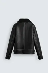 Cazadora de estilo biker con exterior de efecto cuero y forro interior de borreguillo. Presenta cierre frontal asimétrico con cremallera, cuello solapa con trabilla, bolsillos con cremallera y bajo ajustable con trabillas laterales.