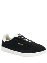 Championes Caterpillar modelo Pause Retro, de diseño minimalista con estética vintage. Confeccionados en gamuza negra con detalles en blanco en el talón y la lengüeta. Presentan cierre con cordones, suela de goma blanca resistente y logo de la marca en dorado en el lateral.