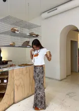 Remera blanca de algodón con estampado de dos naranjas con hojas verdes.