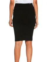Pollera deportiva Puma Ess Graphic Skirt color negro, con diseño ajustado y el logo de la marca estampado en blanco en el lateral.