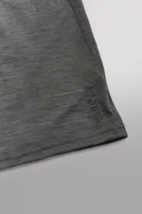 Cubre cuello de tejido técnico elástico con mezcla de lana, diseñado para ser transpirable y termorregulador. Presenta un logo bordado en la parte inferior.