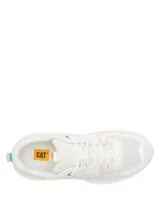 Championes de diseño urbano Caterpillar modelo Hasten Mesh, en color blanco con detalles en celeste y rosado, confeccionados con malla de nailon y microfibra, suela de goma con plataforma y cordones blancos.