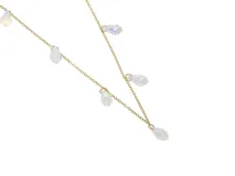 Collar de acero con baño de oro y siete dijes colgantes en forma de gota de cristal facetado tornasolado. Largo de 40cm más 5cm de alargue.