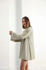 Vestido corto a rayas horizontales color verde y blanco, de corte amplio y mangas acampanadas.