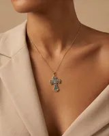 Collar de cadena fina con baño de oro y dije de cruz con incrustaciones de piedra abulón y borde decorado con circonias.