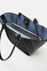 Cartera tipo shopper midi de cuero sintético negro, con costuras pespunteadas en contraste y doble asa de hombro.