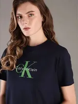 Remera azul marino de algodón con logo de Calvin Klein estampado en verde en el pecho.