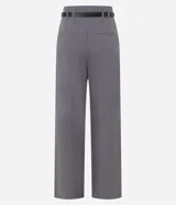 Pantalón de vestir gris de corte recto y cintura alta, con trabillas en la cintura, cierre tradicional y cinturón fino de material sintético con hebilla metalizada.