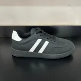 Championes deportivos de mujer, color blanco, con tres franjas laterales negras y talón negro. Suela de goma color caramelo.