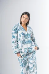 Pijama de algodón estampado, compuesto por una camisa de manga larga con botones y cuello solapa, y un pantalón recto con elástico en la cintura.