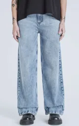 Pantalón de denim 100% algodón, color celeste claro con efecto acid wash. Diseño de cinco bolsillos y calce wide leg.