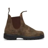 Bota tipo chelsea Blundstone modelo 585, confeccionada en cuero premium rústico color marrón. Presenta diseño de punta redonda, elásticos laterales a tono, tiradores en la parte superior y suela de TPU de alta durabilidad con entresuela acolchada.