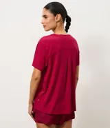 Remera deportiva de manga corta y cuello redondo, confeccionada en poliamida con elastano, de color rosado y diseño liso.