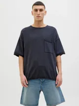 Remera azul de algodón con cuello redondo, manga corta, corte holgado y bolsillo en el pecho.