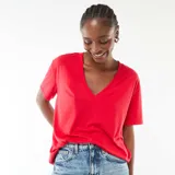 Camiseta de manga corta color rojo, con cuello de pico y corte estándar.
