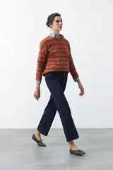 Jean wide leg de algodón con spandex, color azul oscuro, con costuras frontales que estilizan la pierna.