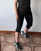 Calza pescadora negra de tiro alto, confeccionada en algodón y lycra opaca.