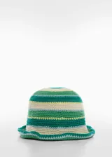 Sombrero tipo bucket tejido al crochet con diseño a rayas horizontales en tonos de verde, amarillo y blanco.