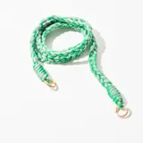 Correa trenzada para celular color verde y blanco, con mosquetones dorados.