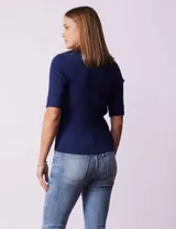 Buzo azul de tejido acanalado, con cuello solapa y escote en V en tejido calado.