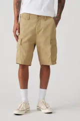 Bermuda color arena de corte recto, con bolsillos laterales tipo cargo y bolsillos traseros con solapa.