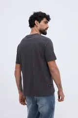 Remera blanca de manga corta con cuello redondo y estampa frontal de estilo vintage con texto inscripto.