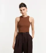 Musculosa básica verde claro de ribana de algodón con textura acanalada y cuello redondo.