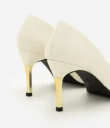 Zapato de tacón alto modelo scarpin color blanco marfil, con punta fina alargada, escote profundo y taco fino con detalle metalizado dorado.