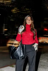 Mitones tejidos a mano en lana merino natural color crudo, con detalle de tiento de cuero negro que se ata en el centro.