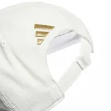 Gorro Adidas blanco con logo de Mercedes Benz bordado en dorado en el frente y logo de Adidas bordado en dorado en la visera.