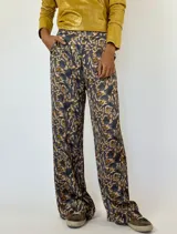 Pantalón palazzo de viscosa con estampado étnico en tonos verde oliva, beige y marrón.