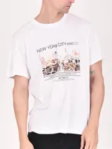 Remera blanca de mangas cortas con estampa de la ciudad de Nueva York.