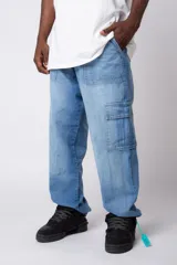 Pantalón tipo jean cargo de color azul claro con lavado desgastado. Presenta bolsillos laterales tipo cargo con solapa y bolsillos frontales tipo parche. Posee un corte holgado y relajado.