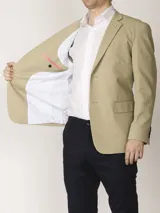 Saco sport celeste de algodón con dos botones frontales y forro interno completo.