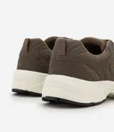 Championes de estilo deportivo urbano, confeccionados en material sintético con paneles de malla y detalles texturizados. Presentan un diseño robusto con suela de goma gruesa en color blanco y base de rodadura negra, cierre mediante cordones y forro interior acolchado.