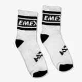 Medias de caña media color blanco con detalles en negro, incluyendo franjas horizontales, el logo de la marca en la parte superior y un diseño gráfico en el empeine.