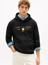 Buzo con capucha y cordón ajustable Tommy Hilfiger, color negro, confeccionado en felpa de puro algodón. Cuenta con bolsillo tipo canguro y logo impreso en el pecho en tono dorado.