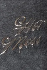 Remera de morley con efecto lavado y mangas raglán, de color negro, corte ajustado al cuerpo y aplique frontal con la inscripción "Hot Mess".