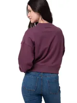 Buzo de cuello redondo en color bordó, confeccionado en tejido French Terry. Presenta un corte relajado con puños y ruedo acanalados, y cuenta con el logo de la marca bordado en el pecho en color blanco.