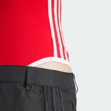 Body Adidas Adicolor rojo con ribetes blancos, corte ajustado, cuello redondo y logo bordado en el pecho.