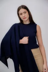 Chaleco azul de tejido de punto, confeccionado en 100% baby alpaca.