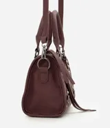 Cartera satchel Satinato de color negro, confeccionada en poliuretano. Cuenta con asas de mano fijas, correa larga removible, bolsillos frontales con cierre, tachas metálicas decorativas y tiras colgantes.