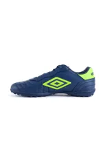 Championes de fútbol Umbro modelo Touch TF, color azul marino con detalles en naranja vibrante. Presentan el logo de la marca en el lateral, cordones al tono y suela de caucho diseñada para césped sintético.