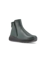 Bota corta de cuero color verde oscuro, con cierre lateral y suela de goma negra tipo plataforma.